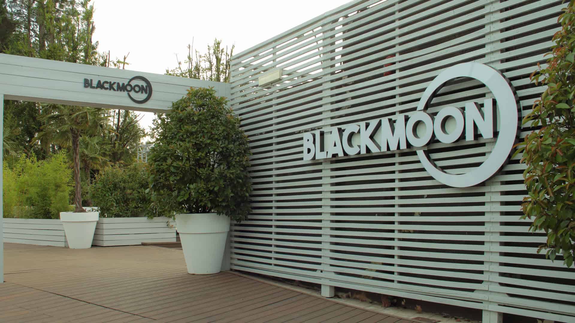 La splendida area patio di BLACKMOON. dove compare l'accattivante segnaletica personalizzata realizzata da Modoprint.