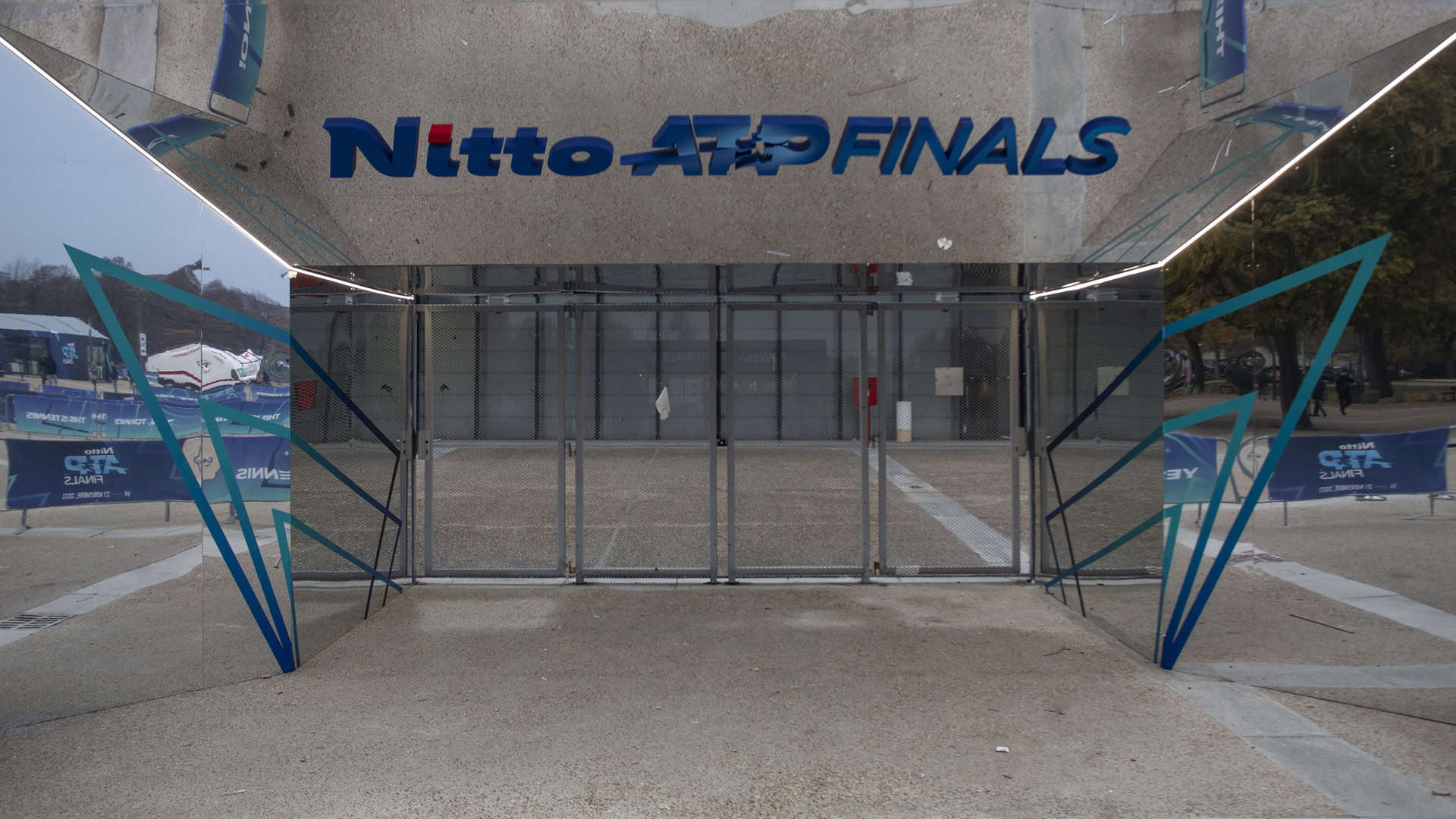 Un ingresso grandioso impreziosito dalla nostra elegante porta in vetro completata da segnaletica riflettente di alta qualità che cattura l'attenzione. Lascia che Modoprint elevi l'estetica del tuo evento dalla prima impressione al match point finale!