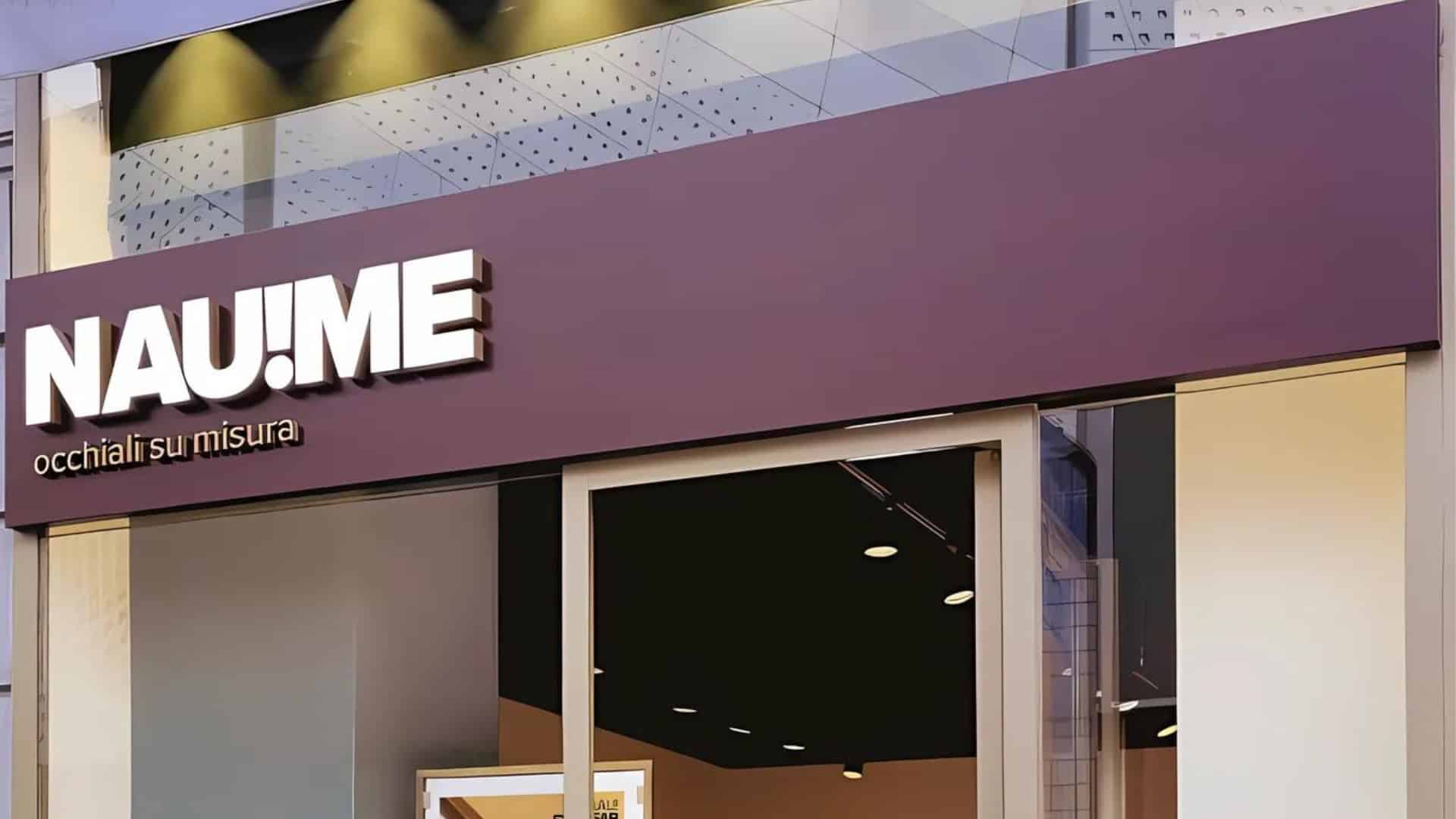 Una splendida vetrina per "NAU!ME occhiali su misura", mette in mostra l'apice del design moderno. Affidati a Modoprint per dare vita alla tua visione con precisione e stile senza pari.