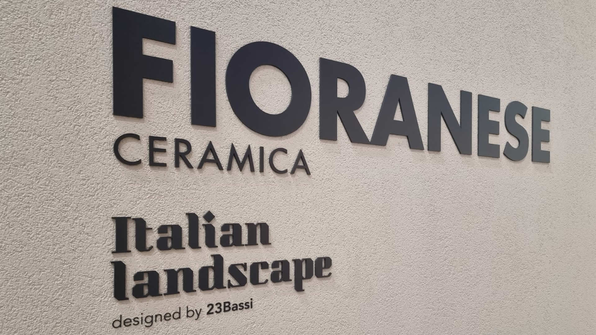 Logo a parete per Fioranese Ceramica. Lascia che Modoprint trasformi le tue pareti in una tela di raffinatezza e stile.