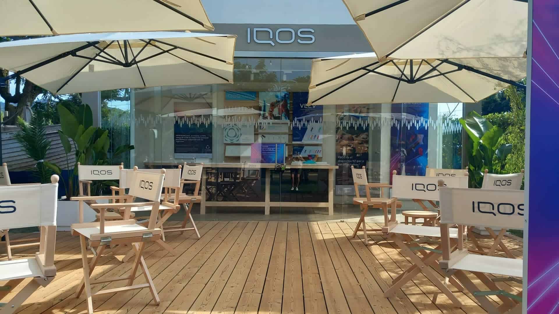 Eleganza outdoor con le soluzioni di branding personalizzate di Modoprint. Un'area salotto sofisticata, impreziosita da pavimenti in legno di alta qualità ed eleganti ombrelloni. Rafforza la presenza del tuo marchio attraverso l'impareggiabile competenza nella stampa digitale di Modoprint, dove l'innovazione incontra la raffinatezza.
