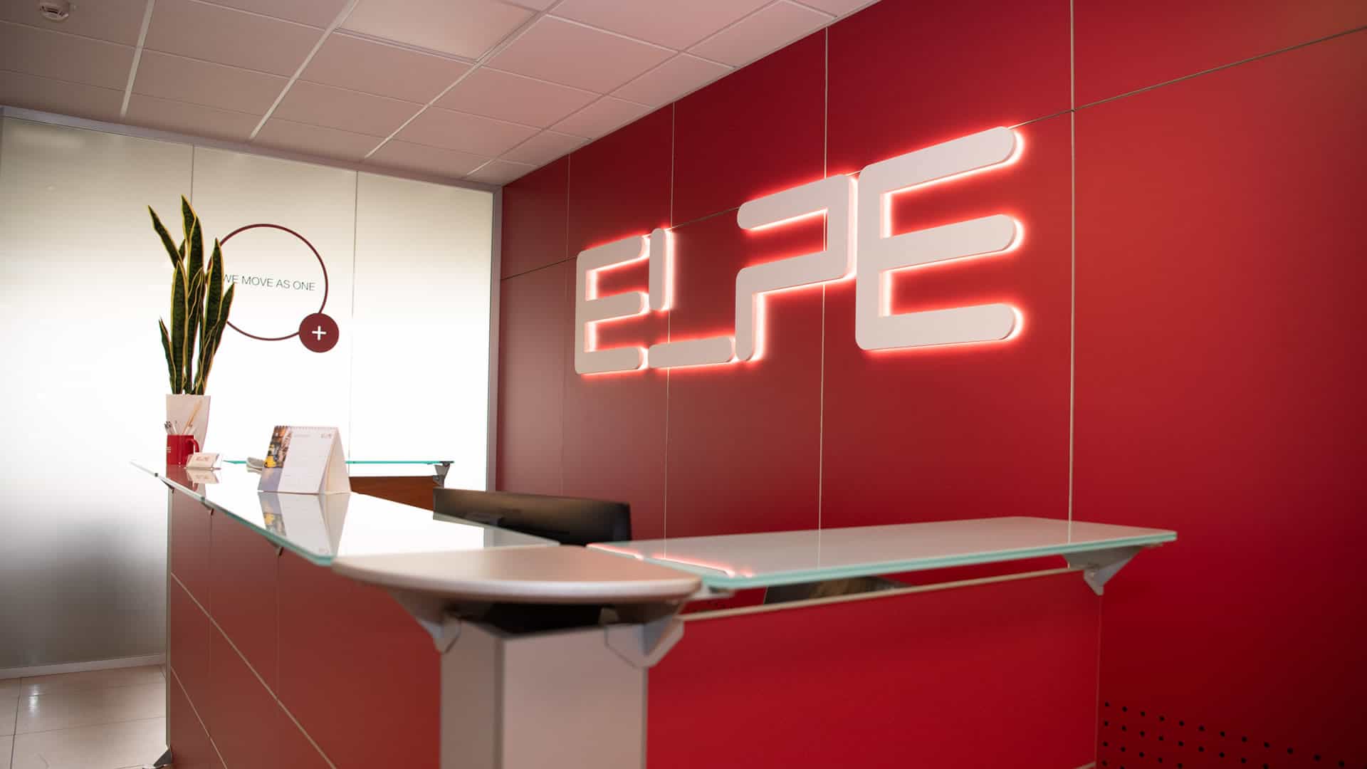 Un'elegante e moderna area reception, decorata con una sorprendente combinazione di colori rosso e bianco che trasuda calore e professionalità. Dietro il nostro elegante bancone della reception, un perfetto mix di design moderno e funzionalità, si erge un grande cartello illuminato. Modoprint: tecnologia di stampa digitale all'avanguardia, fornita con stile e raffinatezza.